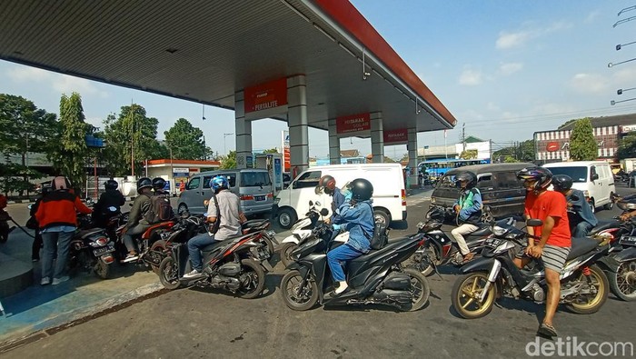 Antrean di SPBU Matahari Kudus, Sabtu (3/9/2022).