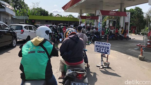 Antrean di SPBU Mengular Jelang Kenaikan BBM