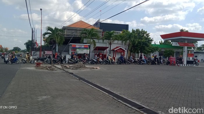 Antrean di SPBU Pakis Jalan Jogja-Solo, Klaten, Sabtu (3/9/2022).