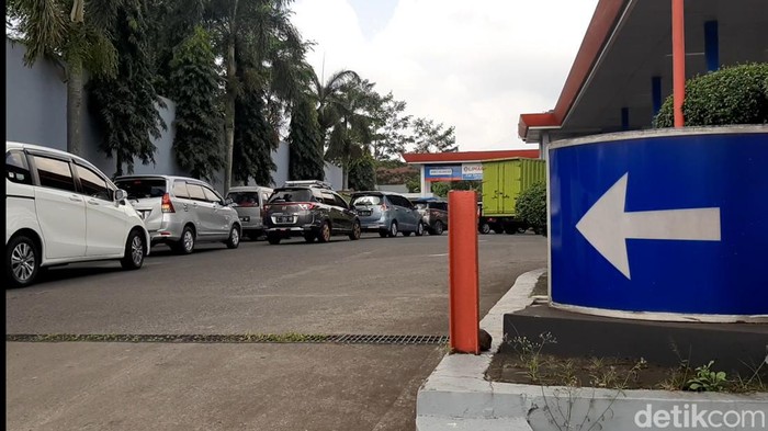 Antrean di SPBU Tasikmalaya.