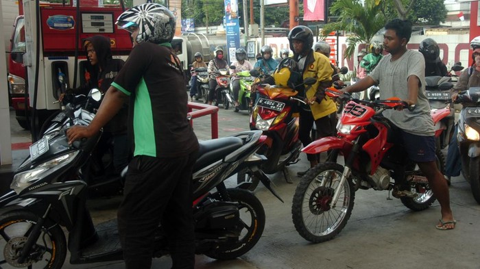 Antrean Isi Bensin di Tegal Mengular Meski Harga BBM Sudah Naik Seorang petugas menunjukkan harga BBM jenis Pertalite yang sudah naik menjadi Rp10 ribu per liter di SPBU Maya jalur Pantura, Tegal, Jawa Tengah, Sabtu (3/9/2022). Pemerintah menetapkan harga Pertalite dari Rp7.650 per liter menjadi Rp10 ribu per liter, Solar subsidi dari Rp5.150 per liter jadi Rp6.800 per liter, Pertamax nonsubsidi naik dari Rp12.500 jadi Rp14.500 per liter berlaku pada Sabtu 3 September 2022 mulai pukul 14.30 WIB. ANTARA FOTO/Oky Lukmansyah/wsj.