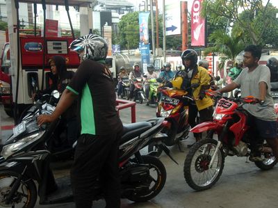 Antrean Isi Bensin di Tegal Mengular Meski Harga BBM Sudah Naik