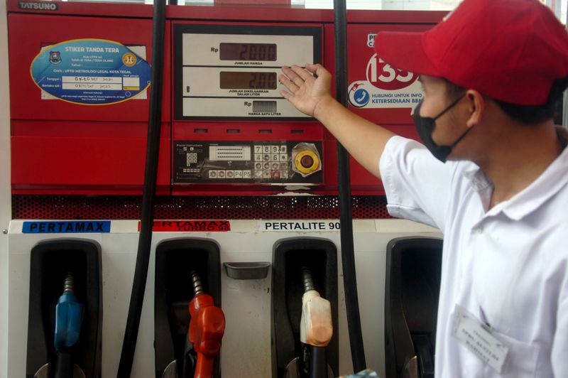 Seorang petugas menunjukkan harga BBM jenis Pertalite yang sudah naik menjadi Rp10 ribu per liter di SPBU Maya jalur Pantura, Tegal, Jawa Tengah, Sabtu (3/9/2022). Pemerintah menetapkan harga Pertalite dari Rp7.650 per liter menjadi Rp10 ribu per liter, Solar subsidi dari Rp5.150 per liter jadi Rp6.800 per liter, Pertamax nonsubsidi naik dari Rp12.500 jadi Rp14.500 per liter berlaku pada Sabtu 3 September 2022 mulai pukul 14.30 WIB. ANTARA FOTO/Oky Lukmansyah/wsj.