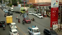 Antrean kendaraan roda dua dan roda empat masih mengular hingga ke jalan meski waktu sudah melewati pukul 14.30 WIB.  