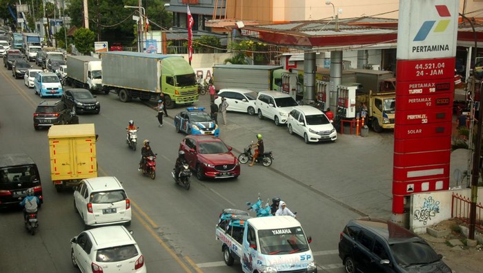 Antrean Isi Bensin di Tegal Mengular Meski Harga BBM Sudah Naik Seorang petugas menunjukkan harga BBM jenis Pertalite yang sudah naik menjadi Rp10 ribu per liter di SPBU Maya jalur Pantura, Tegal, Jawa Tengah, Sabtu (3/9/2022). Pemerintah menetapkan harga Pertalite dari Rp7.650 per liter menjadi Rp10 ribu per liter, Solar subsidi dari Rp5.150 per liter jadi Rp6.800 per liter, Pertamax nonsubsidi naik dari Rp12.500 jadi Rp14.500 per liter berlaku pada Sabtu 3 September 2022 mulai pukul 14.30 WIB. ANTARA FOTO/Oky Lukmansyah/wsj.