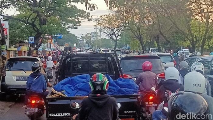 Antrean kendaraan di depan gerbang BTP, Jalan Perintis Kemerdekaan, Makassar.