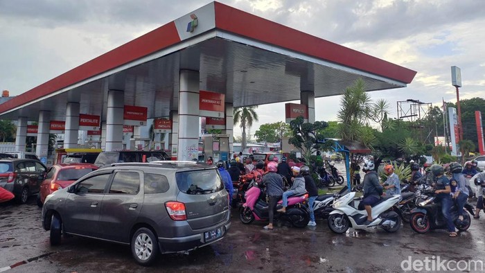 Antrean kendaraan di sejumlah SPBU di Makassar