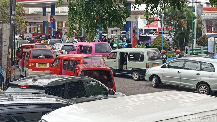 Antrean kendaraan di SPBU Cianjur.