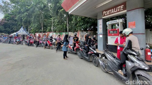 Antrean kendaraan di SPBU di Asahan.