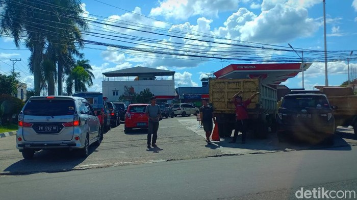 Antrean kendaraan di SPBU di Jambi.