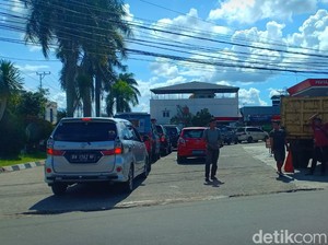 Harga BBM Naik, Antrean Kendaraan Mengular di SPBU Jambi
