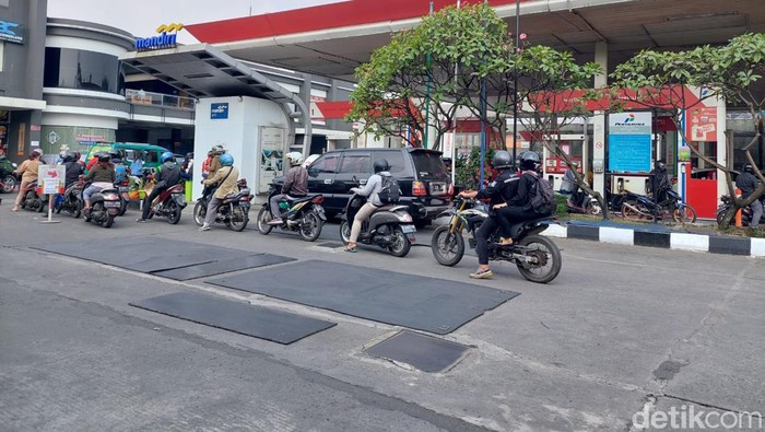Antrean Kendaraan di SPBU jelang Kenaikan BBM
