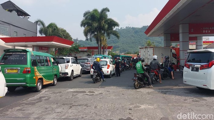 Antrean Kendaraan di SPBU jelang Kenaikan BBM di Cimahi