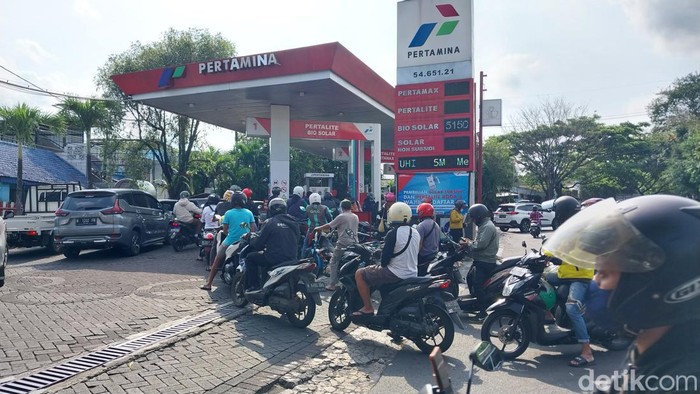 Antrean panjang di SPBU Kota Malang