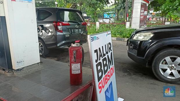 Antrean kendaraan mengular di SPBU SPBU Padjajaran, Bogor