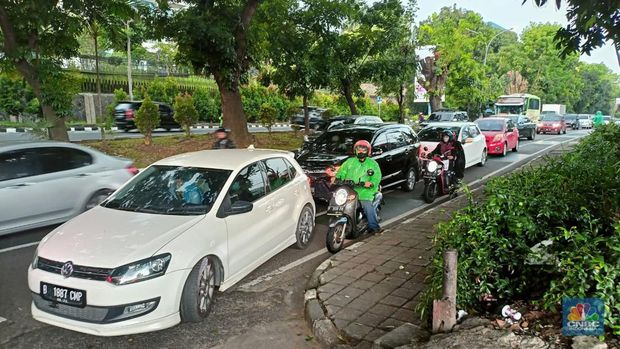 Antrean kendaraan mengular di SPBU SPBU Padjajaran, Bogor