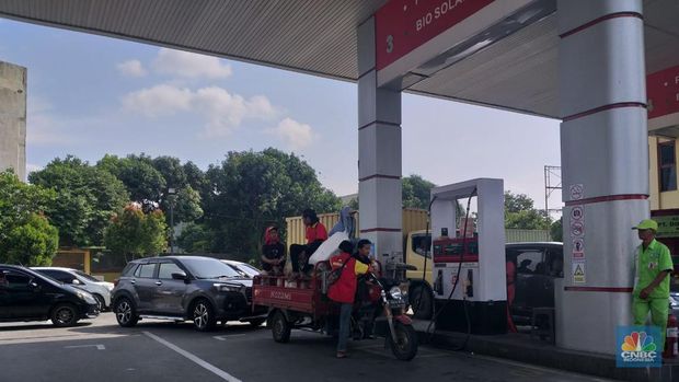 Antrean panjang di SPBU pascapengumuman kenaikan harga BBM subsidi. Harga mulai berlaku hari ini, Sabtu (3/9/2022) pukul 14.30 WIB