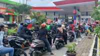 Para pengendara yang didominasi sepeda motor ini berusaha mendapatkan harga lama, sebelum pihak SPBU mengubah harga BBM ke harga baru tepat pada pukul 14.30 WIB. (Foto: Kartika Sari/detikSumut)