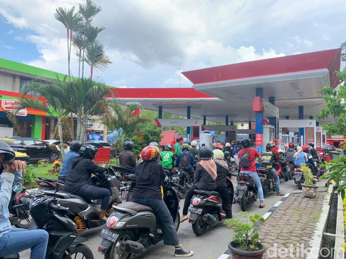 Antrean pengendara di SPBU di Medan.