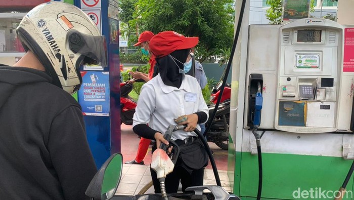 Antrean pengendara di SPBU di Medan.