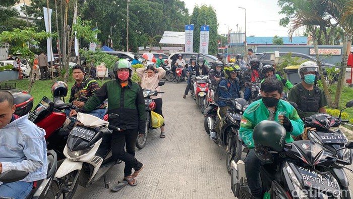 Antrean pengendara di SPBU di Medan.