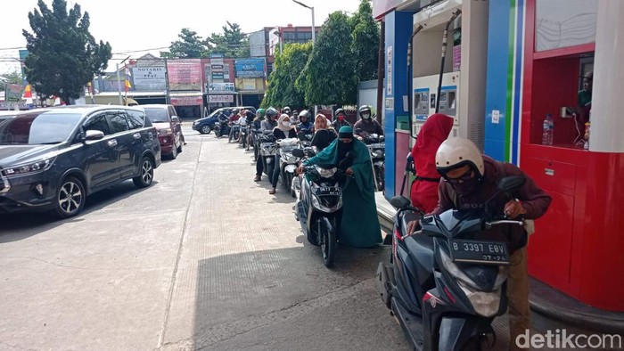 Antrean SPBU Mengular Detik-detik Jelang Kenaikan BBM