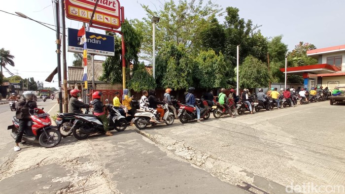 Antrean SPBU Mengular Detik-detik Jelang Kenaikan BBM