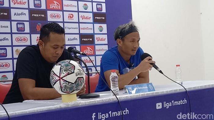 Asisten Pelatih PSIS Semarang, Achmad Resal Octavian, dan Kiper PSIS Semarang, Wahyu Tri Nugroho, saat konferensi pers di Stadion Manahan Solo, Sabtu (3/9/2022).