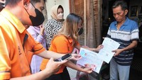 PT Pos Indonesia (Persero) bersama Dinas Sosial Kota Surabaya membagikan BLT BBM dari Kementerian Sosial secara bertahap kepada 71.906 Keluarga Penerima Manfaat (KPM) di Surabaya. 