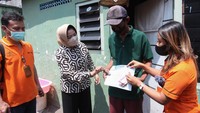 Petugas menyalurkan Bantuan Langsung Tunai (BLT) Bahan Bakar Minyak (BBM) kepada warga di kawasan Pesapen, Surabaya, Jawa Timur, Sabtu (3/9/2022).  