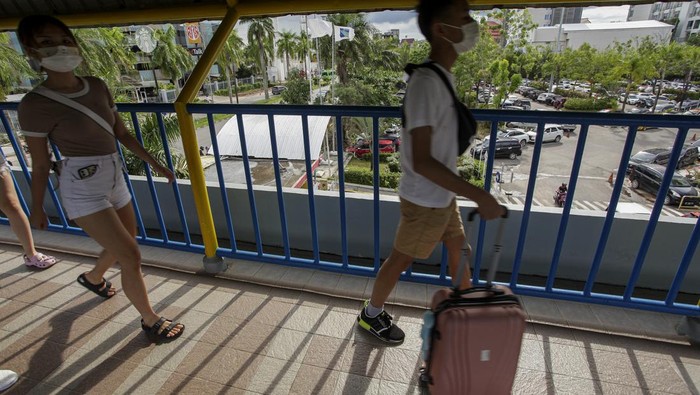 Batam Mulai 'Kebanjiran' Turis Sejumlah wisatawan mancanegara (wisman) berkunjung ke salah satu pusat perbelanjaan di Batam Centre, Batam, Kepulauan Riau, Sabtu (3/9/2022). Badan Pusat Statistik Kota Batam merilis kunjungan wisatawan mancanegara ke daerah tersebut pada bulan Juli 2022 meningkat 44,03 persen yakni sebanyak 57.139 orang dibandingkan bulan Juni yang tercatat 39.671 orang yang didominasi wisatawan dari Singapura, Malaysia dan India. ANTARA FOTO/Teguh Prihatna/wsj.