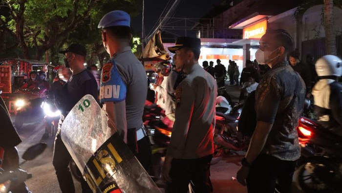 Wakapolresta Surakarta, AKBP Gatot Yulianto, saat pengamanan suporter usai laga Persis Solo melawan PSIS Semarang, di Stadion Manahan Solo, Sabtu (3/9/2022).