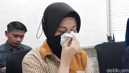 Brigadir Suci Dharma menangis minta suaminya dipecat.