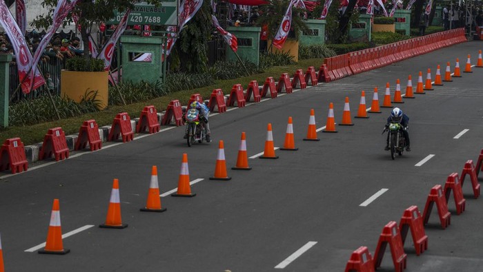 Brumm.. Polda Metro Gelar Ajang Balap Motor di Jalanan Jakarta Kapolda Metro Jaya Irjen Pol Fadli Imran (kanan) bersama Direktur Utama Pusat Pengelolaan Kawasan Kemayoran (PPK Kemayoran) Medi Kristanto (kedua kanan) membuka Street Race Polda Metro Jaya di Jalan Benyamin Sueb, Kemayoran, Jakarta Pusat, Sabtu (3/9/2022). Polda Metro Jaya kembali menggelar ajang balap motor jalanan atau street race dengan peserta berjumlah 1.025 pembalap yang bertujuan untuk memfasilitasi para pembalap agar tidak melakukan balapan liar, kegiatan tersebut akan berlangsung selama dua hari pada Sabtu (3/9/2022) dan Minggu (4/9/2022). ANTARA FOTO/Galih Pradipta/wsj.