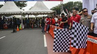 Kapolda Metro Jaya Irjen Pol Fadli Imran (kanan) bersama Direktur Utama Pusat Pengelolaan Kawasan Kemayoran (PPK Kemayoran) Medi Kristanto (kedua kanan) membuka Street Race Polda Metro Jaya di Jalan Benyamin Sueb, Kemayoran, Jakarta Pusat, Sabtu (3/9/2022).  