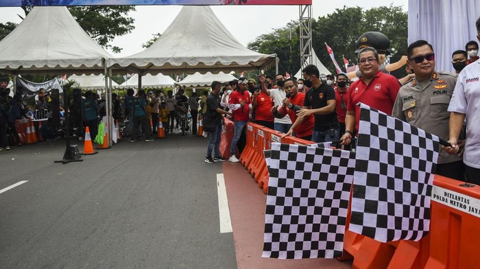 Kapolda Metro Jaya Irjen Pol Fadli Imran (kanan) bersama Direktur Utama Pusat Pengelolaan Kawasan Kemayoran (PPK Kemayoran) Medi Kristanto (kedua kanan) membuka Street Race Polda Metro Jaya di Jalan Benyamin Sueb, Kemayoran, Jakarta Pusat, Sabtu (3/9/2022). Polda Metro Jaya kembali menggelar ajang balap motor jalanan atau street race dengan peserta berjumlah 1.025 pembalap yang bertujuan untuk memfasilitasi para pembalap agar tidak melakukan balapan liar, kegiatan tersebut akan berlangsung selama dua hari pada Sabtu (3/9/2022) dan Minggu (4/9/2022). ANTARA FOTO/Galih Pradipta/wsj.