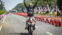 Peserta balap motor berselebrasi usai menang dalam kegiatan Street Race Polda Metro Jaya di Jalan Benyamin Sueb, Kemayoran, Jakarta Pusat, Sabtu (3/9/2022).