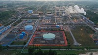 Dengan semboyan one team, one goal para pekerja Pertamina Hulu Rokan bahu membahu untuk meningkatkan produksi minyak, tidak hanya pekerja lapangan seperti pekerja pengeboran, pekerja teknisi tapi juga pengawas lapangan hingga petugas laboratorium. 