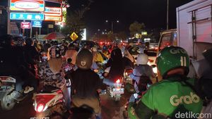 Kondisi Lalin Macet saat Demo Mahasiswa Tolak Kenaikan BBM di Makassar