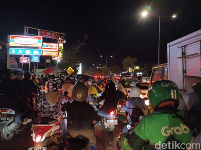 Kondisi Lalin Macet saat Demo Mahasiswa Tolak Kenaikan BBM di Makassar