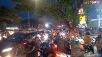 Massa aksi membubarkan diri pada pukul 19.27 Wita, lalu kembali masuk ke dalam area kampus. Foto: (Xenos/detikSulsel)
