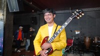 Dodit Mulyanto juga kerap disebut bucin karena hanya mengikuti akun kekasihnya, Angela Ci. Foto: Ist.