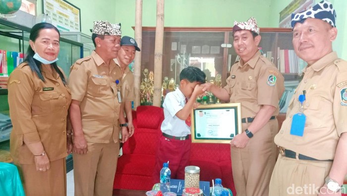 Farel Prayoga saat menirima sertifikat golden ticket bebas pilih SMP Negeri dari Dinas Pendidikan Banyuwangi