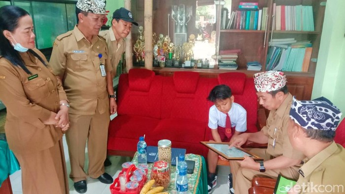 Farel Prayoga saat menirima sertifikat golden ticket bebas pilih SMP Negeri dari Dinas Pendidikan Banyuwangi