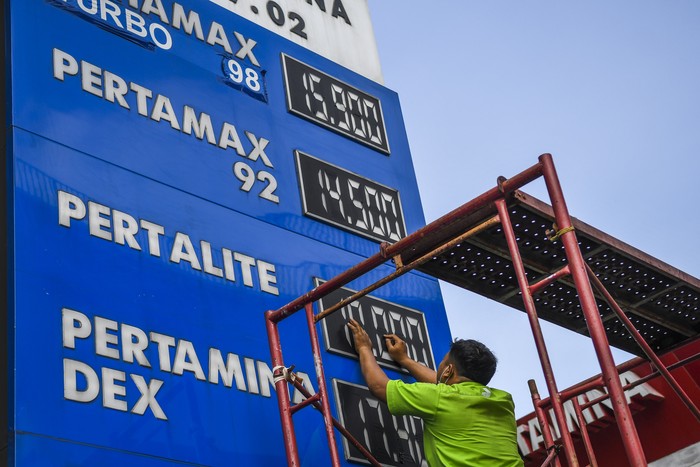 Petugas mengganti papan harga SPBU jelang kenaikan harga Bahan Bakar Minyak (BBM) di Jakarta, Sabtu (3/9/2022). Presiden Joko Widodo mengumumkan kenaikan harga bahan bakar minyak (BBM) jenis Pertalite dari Rp 7.650 per liter menjadi Rp 10.000 per liter, solar dari Rp 5.150 per liter menjadi Rp 6.800 per liter serta Pertamax dari Rp 12.500 menjadi Rp 14.500 per liter yang mulai berlaku pada Sabtu (3/9/2022) pukul 14.30. ANTARA FOTO/Galih Pradipta/rwa.