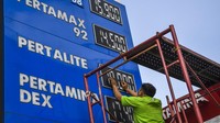 Petugas mengganti papan harga SPBU jelang kenaikan harga Bahan Bakar Minyak (BBM) di Jakarta, Sabtu (3/9/2022).  