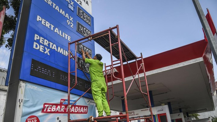 Petugas mengganti papan harga SPBU jelang kenaikan harga Bahan Bakar Minyak (BBM) di Jakarta, Sabtu (3/9/2022). Presiden Joko Widodo mengumumkan kenaikan harga bahan bakar minyak (BBM) jenis Pertalite dari Rp 7.650 per liter menjadi Rp 10.000 per liter, solar dari Rp 5.150 per liter menjadi Rp 6.800 per liter serta Pertamax dari Rp 12.500 menjadi Rp 14.500 per liter yang mulai berlaku pada Sabtu (3/9/2022) pukul 14.30. ANTARA FOTO/Galih Pradipta/rwa.