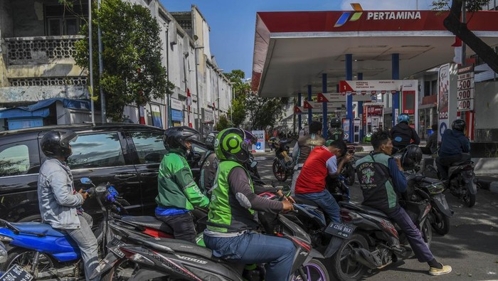 Foto-foto SPBU di Jakarta Mulai Ubah Harga BBM Subsidi Petugas mengganti papan harga SPBU jelang kenaikan harga Bahan Bakar Minyak (BBM) di Jakarta, Sabtu (3/9/2022). Presiden Joko Widodo mengumumkan kenaikan harga bahan bakar minyak (BBM) jenis Pertalite dari Rp 7.650 per liter menjadi Rp 10.000 per liter, solar dari Rp 5.150 per liter menjadi Rp 6.800 per liter serta Pertamax dari Rp 12.500 menjadi Rp 14.500 per liter yang mulai berlaku pada Sabtu (3/9/2022) pukul 14.30. ANTARA FOTO/Galih Pradipta/rwa.