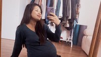 Pasangan Arie Keriting dan Indah Permatasari sudah menunggu kehadiran anak pertamanya. Pada trimester akhir, Indah Permatasari menyebut dirinya tak sabar untuk bertemu buah hatinya. Foto: Instagram/indahpermatas & instagraam/arie_keriting