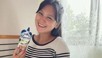 Selama masa kehamilan, Indah Permatasari begitu menjaga kesehatannya. Salah satunya dengan rutin mengonsumsi yogurt kemasan. Foto: Instagram/indahpermatas & instagraam/arie_keriting